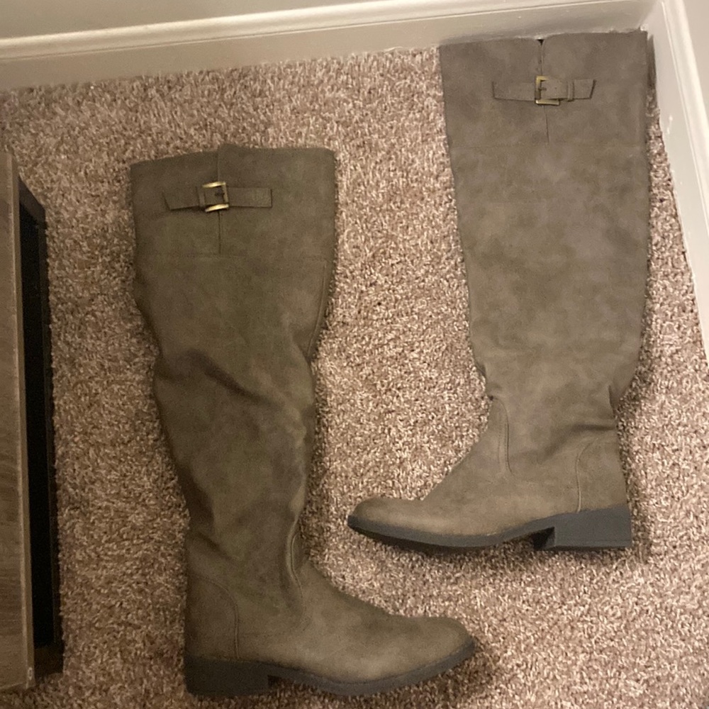 Charlotte Russe; 6.5/7; grey, knee high